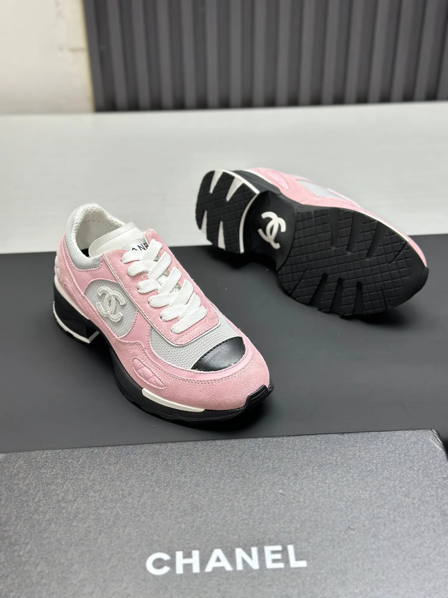 Men's shoes 💰620💰Women's 🚺 Chanel Panda shoes! 2025 counter top casual sports shoes This classic design; the upper is in the style of electric embroidery with various techniques; the outsole is fashionable and sporty; the unusual inclusion of a variety of color matching elements... The diversified mix and match is very good-looking and versatile, and can be used for leisure, fashion, sports, and outdoor... ꫛꫀꪝ Go➫ Materials: ❶Upper made of: original imported first-layer silk cowhide + original waterproof cloth + original first-layer cowhide ❷Inner use: Original Yangli+wang ❸ Outsole based on: Original TPU combination outsole Special counter boutique packaging complete set for women 35–41